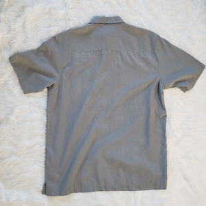 Quiksilver Shirts - Quicksilver men's relaxed fit short sleeved Shirt. Quiksilver Shirts - Quicksilver men's relaxed fit short sleeved Shirt.